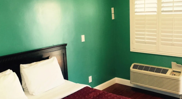 Четырёхместный номер Standard Crenshaw Inn Motel
