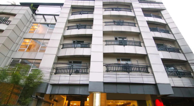OYO 103 Artina Suites Hotel, Prenota Hotel Hotel a Luzon con parcheggio, Parcheggio