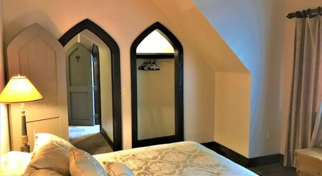 Коттедж HIGHLANDS CASTLE overlooking Lake George plus 2 other CASTLES & SUITES