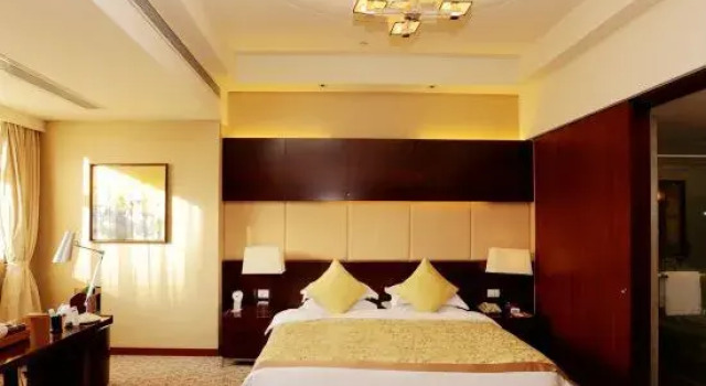 Люкс Deluxe Zhongshan Hotel