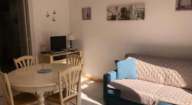 Апартаменты Appartement avec cour à 50m de la plage