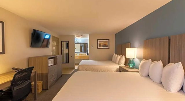 Четырёхместный номер Standard с балконом и с частичным видом на океан Best Western Inn at Face Rock