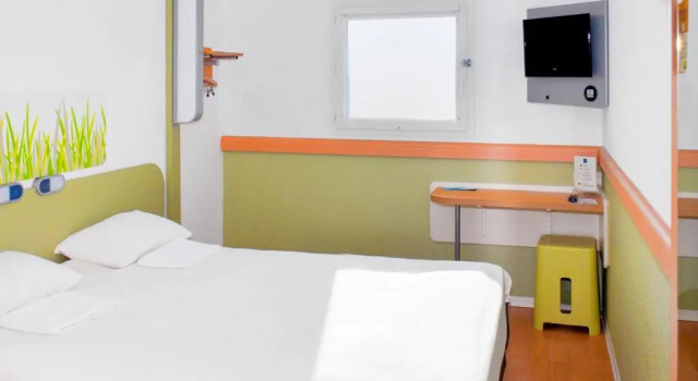 Четырёхместный номер Standard с красивым видом из окна ibis budget Marne la Vallée Bry sur Marne