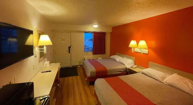 Четырёхместный номер Standard Travelodge by Wyndham Madison Heights MI