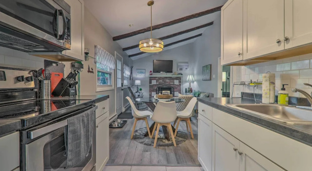 Коттедж Fire Pit & Community Perks: Blakeslee Cottage!
