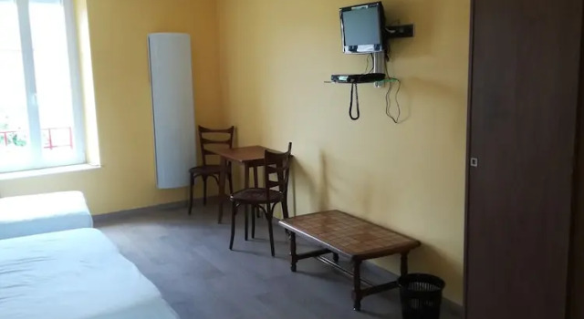 Четырёхместный номер Classic Logis Hôtel de la Poste - Chez Cécile