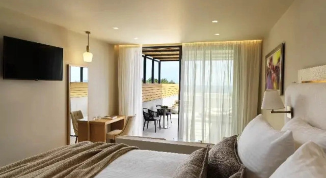 Полулюкс с балконом Celestial All Suites