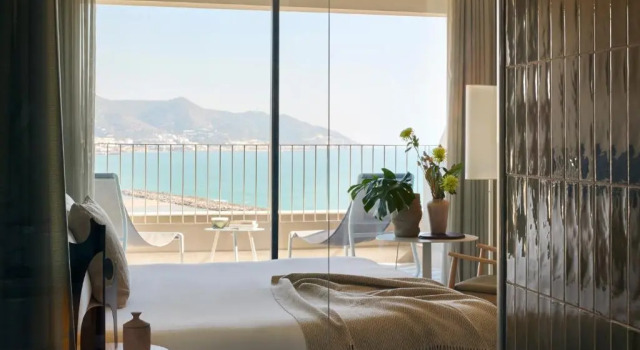 Номер Connected Superior ME с частичным видом на море ME by Meliá Sitges Terramar