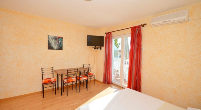 Apartment and Rooms Ivana, Забронировать Апартаменты/квартира Отели Трибунь с бассейном, рядом с Пристань для яхт Трибуни, Бассейн