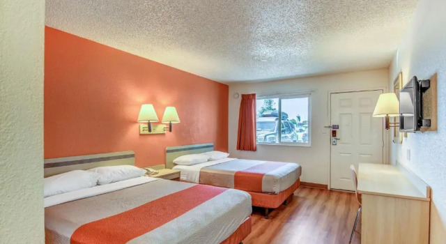 Четырёхместный номер Standard Motel 6-Stockton, CA - Charter Way West