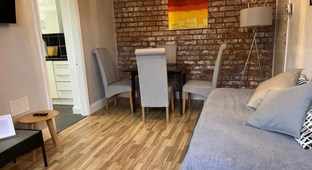 Cosy and Peaceful Maisonette with Terrace, Kidderminster, Забронировать Отель Киддерминстер Вустершир, рядом с Kidderminster Street Market
