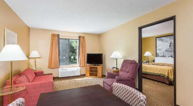 Vierer Suite Super 8 by Wyndham Sun Prairie/Madison E