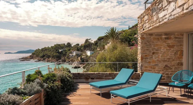 Четырёхместный семейный люкс с балконом и с видом на море Hôtel Les Roches - Relais & Châteaux