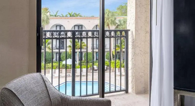 Номер Standard с балконом и с видом на бассейн Wyndham Boca Raton Hotel