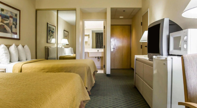 Четырёхместный номер Standard Quality Inn and Suites Golf Resort