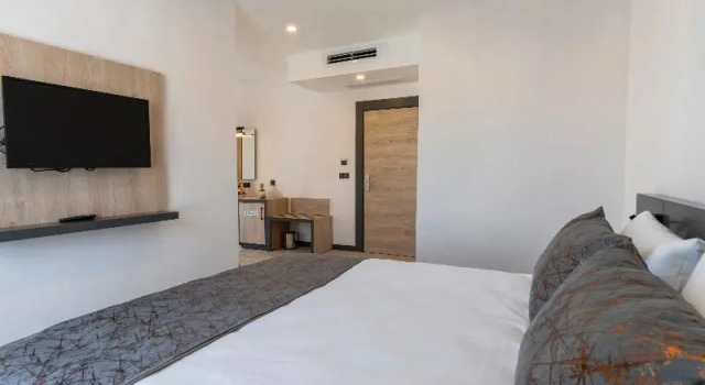 Люкс c 1 комнатой с балконом IRENIC HOTEL