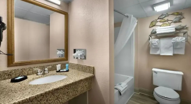 Двухместный номер Standard с балконом и с видом на океан Sea Crest Oceanfront Resort