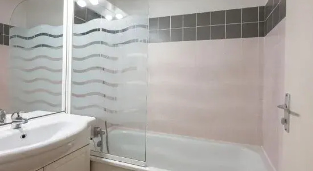 Кровать в общем номере с 3 комнатами Odalys Residence du port