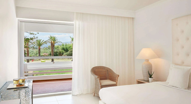 Апартаменты семейные с видом на сад Grecotel LUXME White