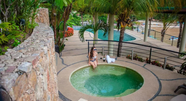 Номер Standard Luna Suite with two king size beds, with walk out terrace overlooking the beach