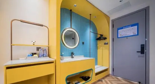 Кровать в общем номере Longting Holiday Hotel (Zigong Fangte Dinosaur Kingdom Store)