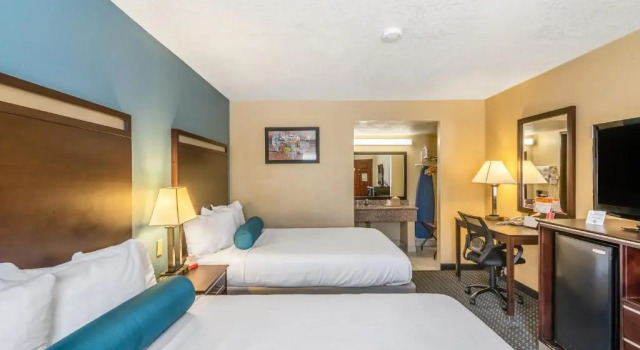 Четырёхместный номер Standard Glenridge Inn Glendale - Pasadena