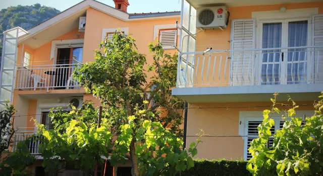 Apartments For Friends, Забронировать Апартаменты/квартира Отели Требине с бассейном, рядом с Bazen Bregovi Public Beach, Бассейн