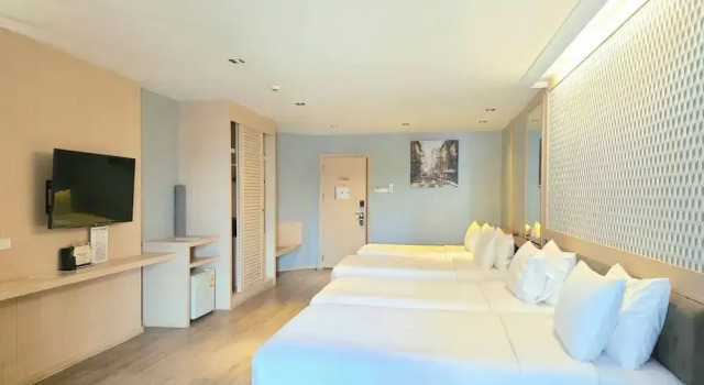 Номер Standard Three Sukhumvit Hotel