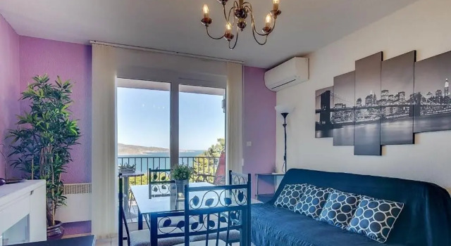 T 2 tout confort avec terrasse vue mer et montagne.