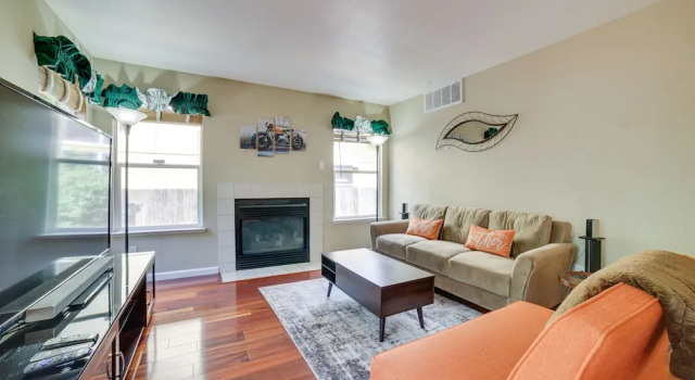1 Mi to Downtown Reno: Spacious Home w/ Deck!, Забронировать Отель Рино США, рядом с Планетарий и научный центр Флейшманна