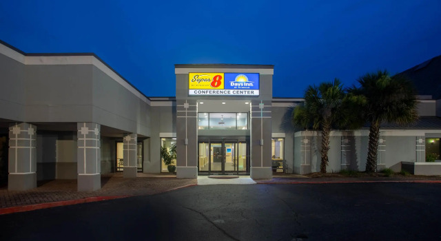 Кровать в общем номере Days Inn by Wyndham Mobile I-65