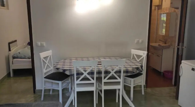 Ground Floor Apartment,1st row to sea, Забронировать Апартаменты/квартира Отели Врбоска с парковкой, рядом с Частный Пляж «Виллы Эмма», Парковка