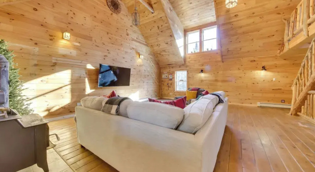 Rangeley Retreat Cabin-style Home: Lake Access, Book Hotel Hoteller i Rangeley med parkering, Parkering