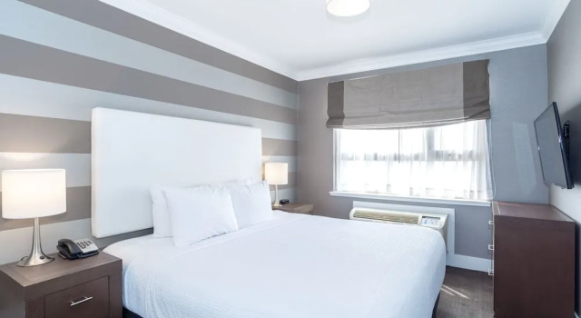 Двухместный люкс с балконом Sandman Hotel Edmonton West