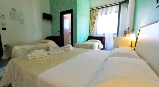 Четырёхместный номер Standard с балконом и с видом на море Hotel Alba Chiara SantAndrea Salento