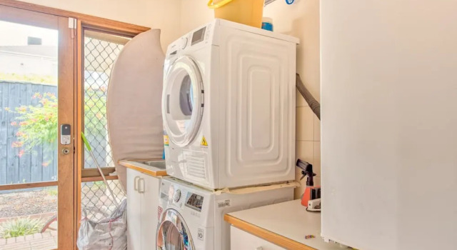 Spacious family home St Kilda, Book Hotel Melbourne 