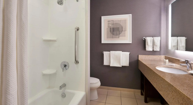 Четырёхместный номер Standard Courtyard by Marriott Waterloo St. Jacobs