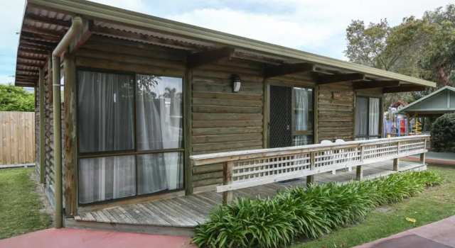 Коттедж с 2 комнатами Lazy Acre Log Cabins