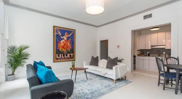 Rittenhouse Gem - One Bedroom w Patio and Parking, Забронировать Отель Отели Филадельфии 3 звезды, рядом с Chew Recreation Center, 3*