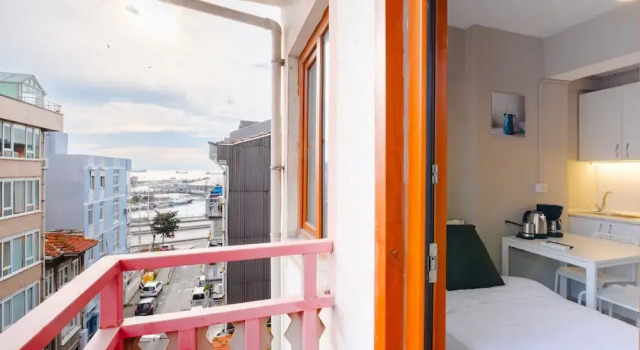 Studio With a Sea View Balcony in Bakirkoy