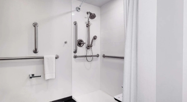Двухместный люкс Accessible Embassy Suites by Hilton Raleigh Crabtree