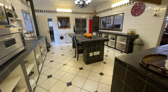 49 on Main: A Spacious Self Catering Guesthouse, Reservar Hotel Sabie Airport RSA