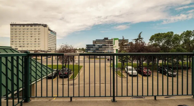 Четырёхместный номер Standard с балконом Holiday Inn Conference Centre Edmonton South by IHG