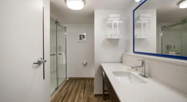 Четырёхместный номер Deluxe Hampton Inn McHenry