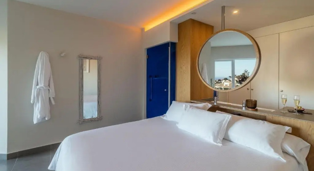 Двухместный номер Deluxe с частичным видом на море Higuerón Hotel Málaga, Curio Collection by Hilton