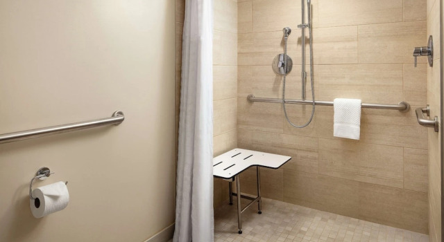 Четырёхместный номер Standard с красивым видом из окна Hilton Santa Barbara Beachfront Resort