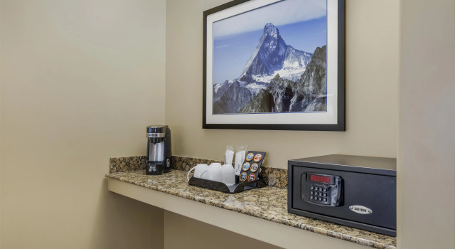 Четырёхместный номер Standard с балконом Best Western Plus Swiss Chalet Hotel & Suites