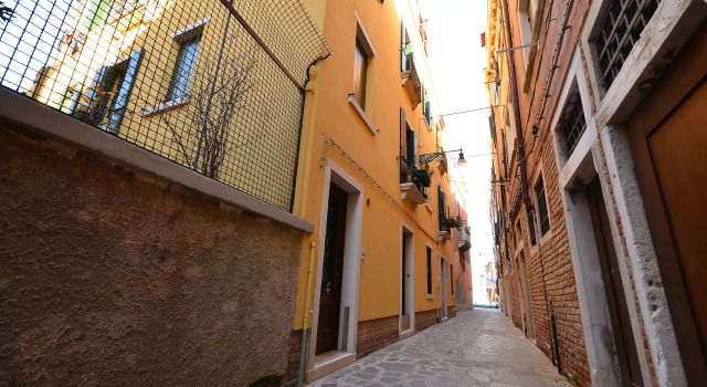 BIENNALE EASY aircond, 2pax wifi,courtyard