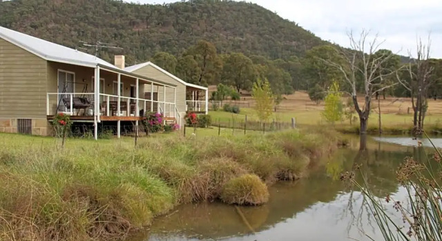 Коттедж с видом на воду Starline Alpacas Farmstay Resort