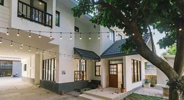 Modern Family House - 4 Bedrooms 5 Mins From Old Town With Gallery - Deja Home, Забронировать Дом для отпуска Виллы Чиангмай, рядом с Chiang Mai Chamber of Commerce, Вилла